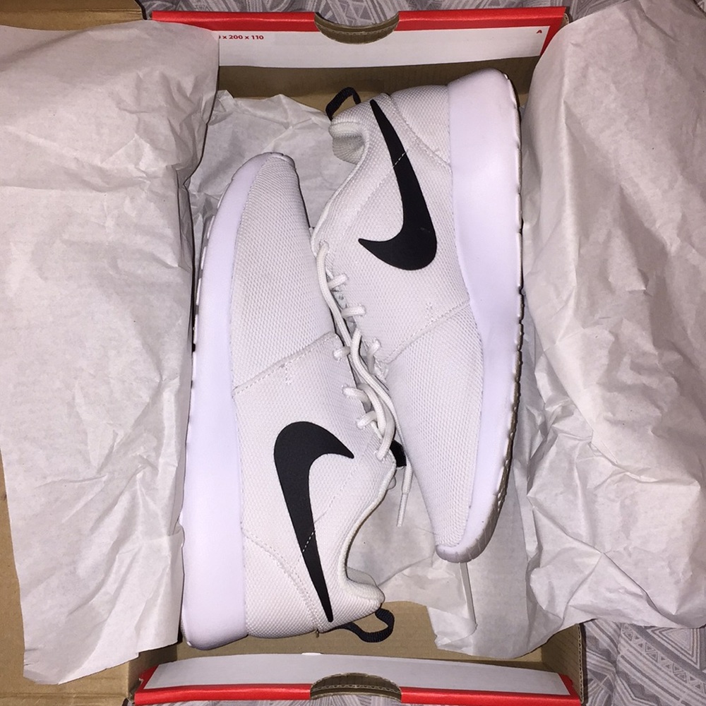 White Nike Roshe One